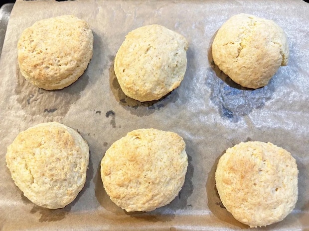 ホットケーキミックスに「材料1つ」混ぜるだけ！　驚くほどしっとりなスコーンが完成