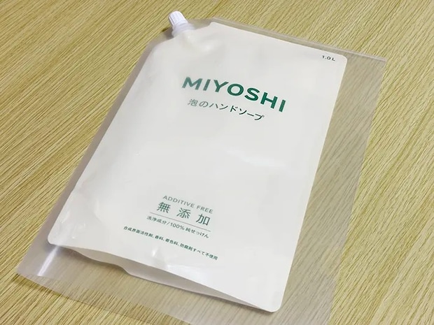 端を切り落としたクリアファイルに詰め替え用パウチを入れている画像（撮影：grapeライフハック編集部）