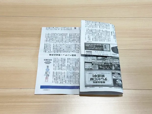 新聞紙でスリッパを作る画像（撮影：grapeライフハック編集部）