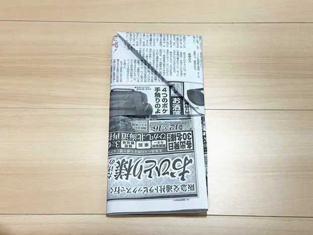 新聞紙でスリッパを作る画像（撮影：grapeライフハック編集部）