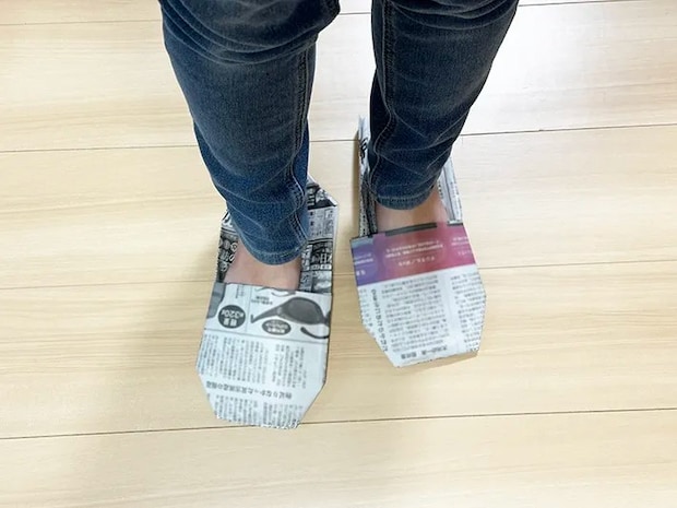 新聞紙でスリッパを作る画像（撮影：grapeライフハック編集部）