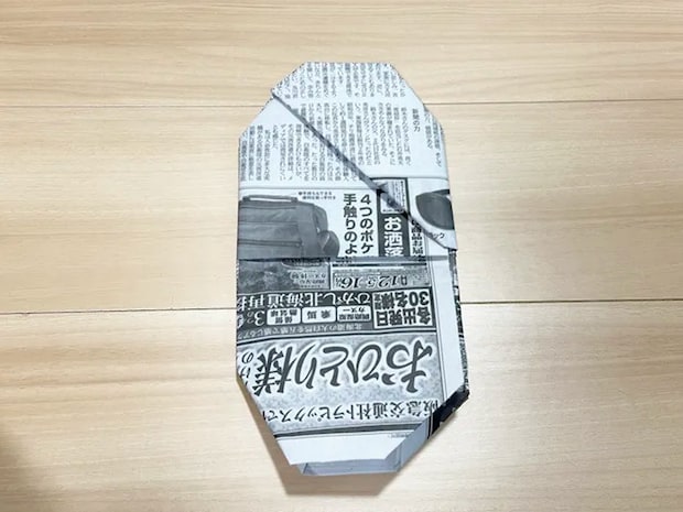 新聞紙でスリッパを作る画像（撮影：grapeライフハック編集部）