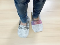 避難時や避難所生活で靴がない時に　新聞紙で作る即席スリッパ　「覚えておきたい」