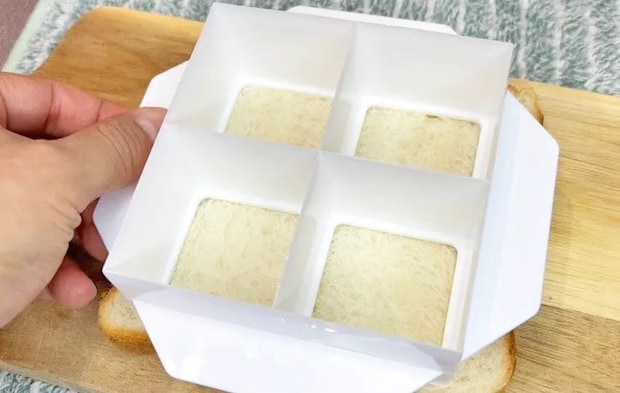 『ダイソー ワンぱくっ！サンドメーカーでミニサンド』を作る写真（撮影：キジカク）