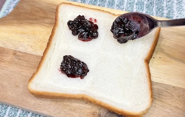 『ダイソー ワンぱくっ！サンドメーカーでミニサンド』を作る写真（撮影：キジカク）