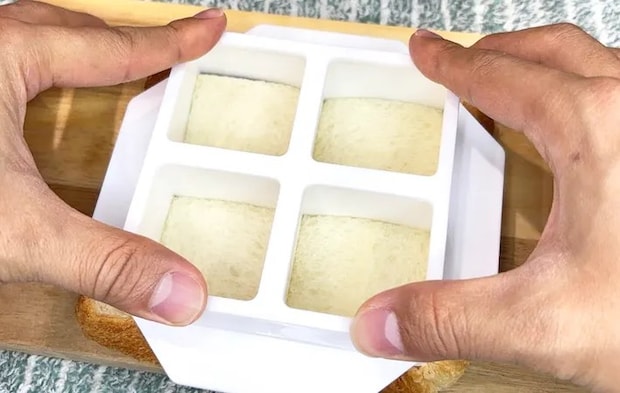 『ダイソー ワンぱくっ！サンドメーカーでミニサンド』を作る写真（撮影：キジカク）