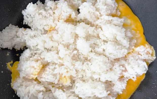 溶き卵にご飯を投入した画像（撮影：エニママ）