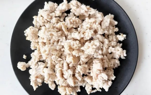 炒めたひき肉を皿に取り出した画像（撮影：エニママ）