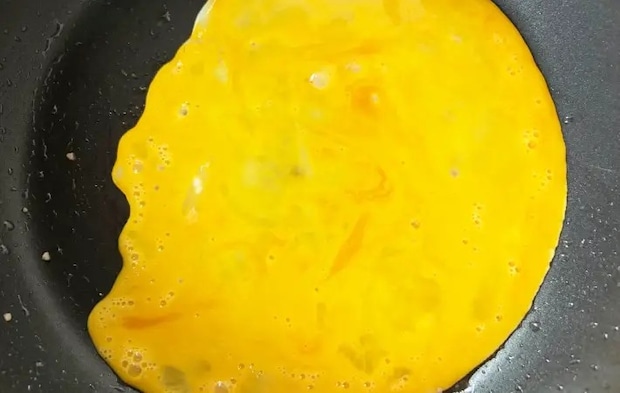 溶き卵をフライパンに流し込んだ画像（撮影：エニママ）