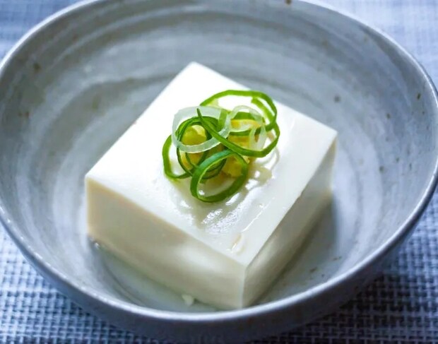 お皿に盛りつけられた豆腐