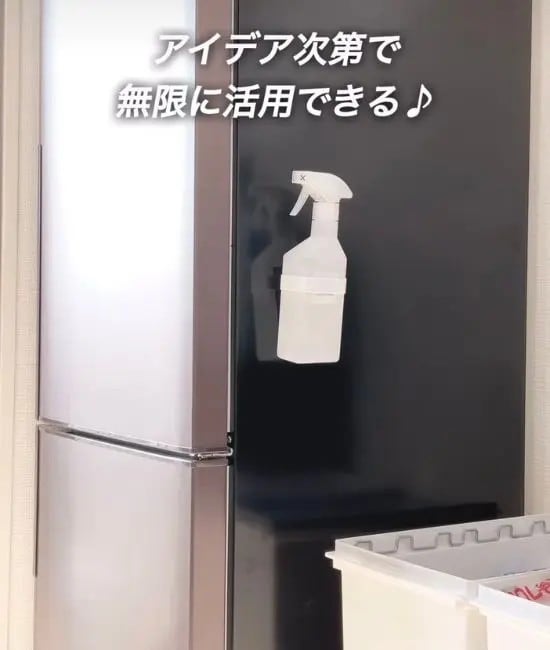 洗剤を冷蔵庫に貼りつけている様子
