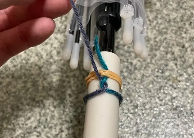 毛糸を締める写真（撮影：grapeライフハック編集部）