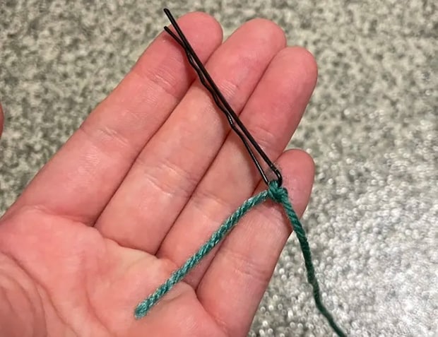 ヘアピンに毛糸を固定した写真（撮影：grapeライフハック編集部）