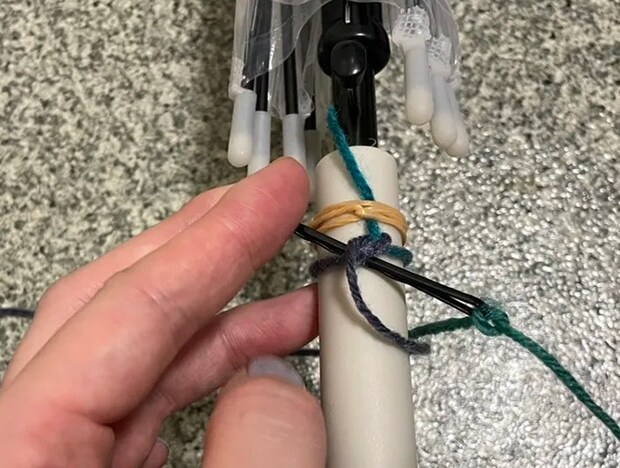 ヘアピンを毛糸の結び目の下に通す写真（撮影：grapeライフハック編集部）