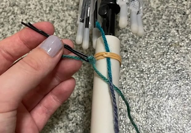 毛糸を編む写真（撮影：grapeライフハック編集部）