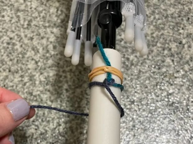 毛糸を傘の持ち手に巻きつける写真（撮影：grapeライフハック編集部）