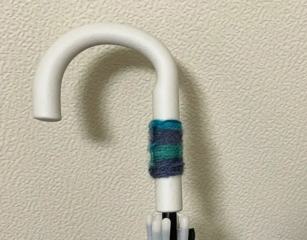 毛糸を巻きつけた傘の持ち手の写真（撮影：grapeライフハック編集部）
