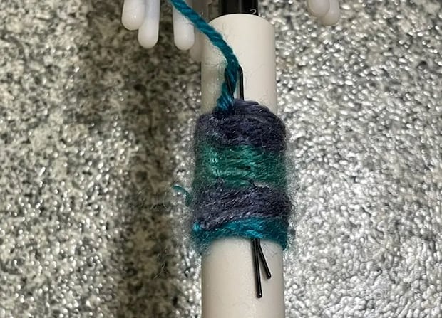 はみ出た毛糸をヘアピンを使って処理する写真（撮影：grapeライフハック編集部）