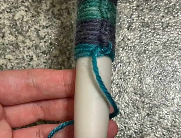 毛糸を傘の持ち手の下にくぐらせる写真（撮影：grapeライフハック編集部）