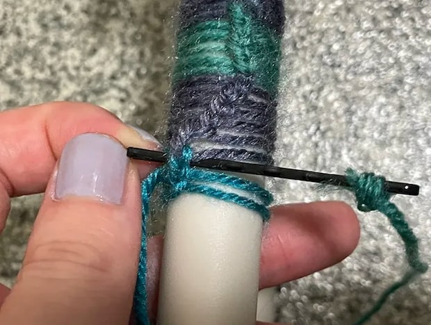 毛糸の処理をする写真（撮影：grapeライフハック編集部）