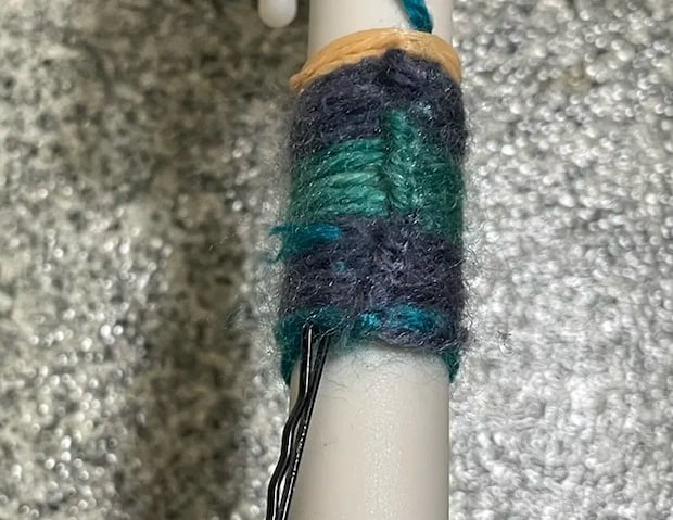 はみ出た毛糸をヘアピンを使って処理する写真（撮影：grapeライフハック編集部）