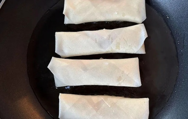 揚げ焼きにしている画像（撮影：エニママ）