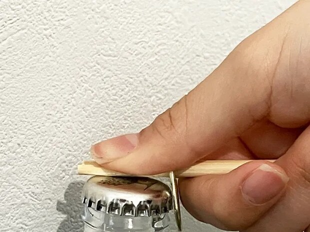 プルタブと箸の上に指を置いた場面（撮影：grapeライフハック編集部）