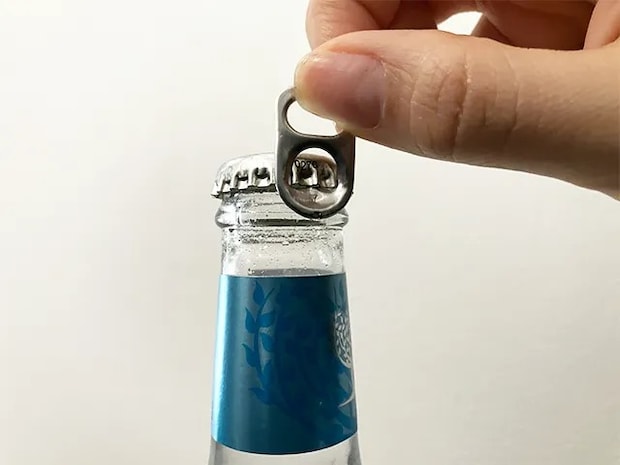 プルタブを蓋に引っかけた場面（撮影：grapeライフハック編集部）