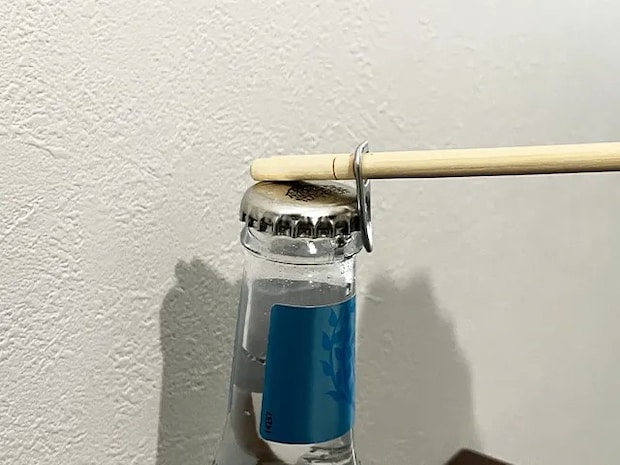 プルタブと箸で蓋を開ける直前の場面（撮影：grapeライフハック編集部）