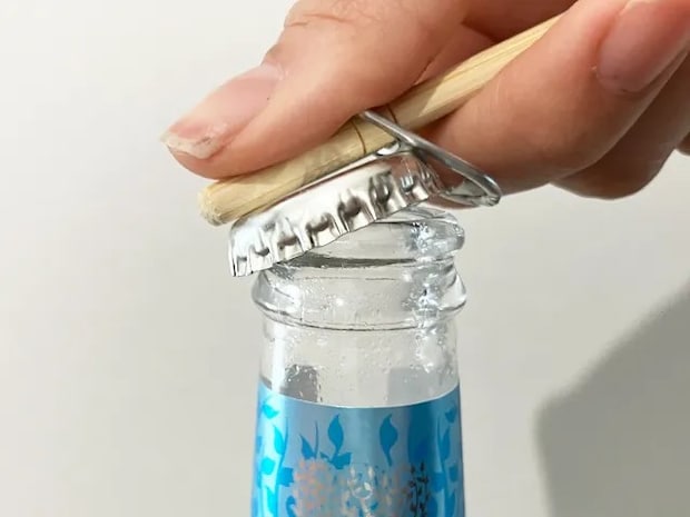 プルタブと箸で蓋を開ける場面（撮影：grapeライフハック編集部）