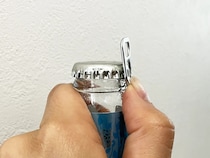 余っている割り箸で代用！　栓抜きを買わずに瓶の蓋を開ける裏ワザ