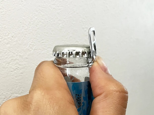 余っている割り箸で代用! 栓抜きを買わずに瓶の蓋を開ける裏ワザ