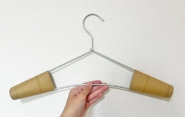 ペーパーの芯を差し込んだハンガーの写真（撮影：grapeライフハック編集部）