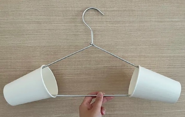 ハンガーに紙コップを取りつけた写真（撮影：grapeライフハック編集部）