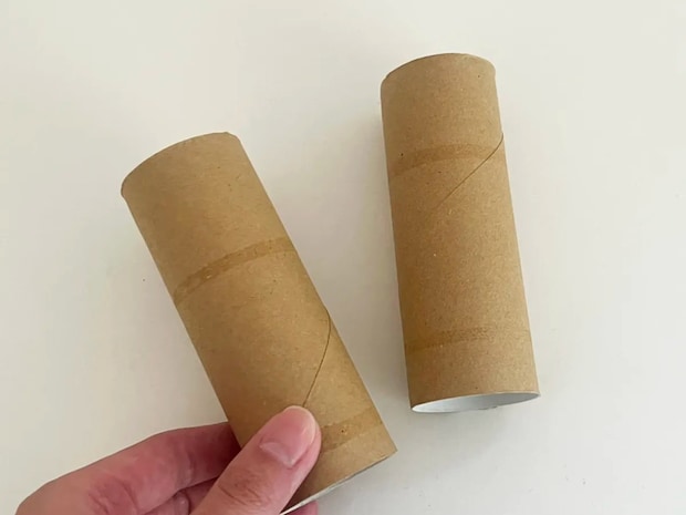 トイレットペーパーの芯をハンガーに差し込むだけ! 服の型崩れが解消する簡単ライフハック