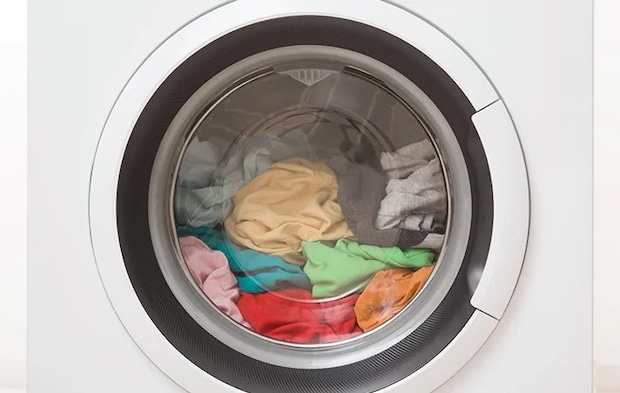 衣類の詰まった乾燥機の写真