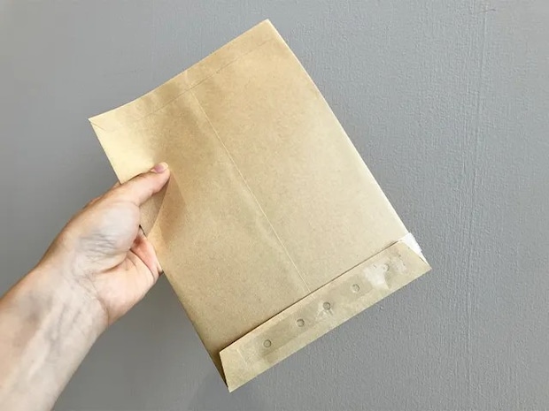 封筒を逆さまにした場面（撮影：grapeライフハック編集部）