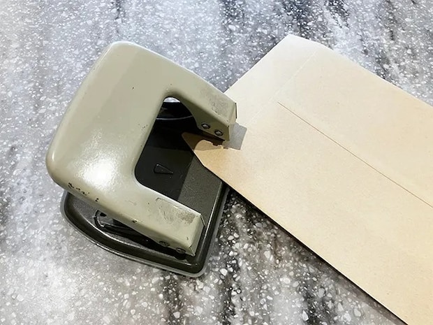 封筒、穴開けパンチを並べた場面（撮影：grapeライフハック編集部）