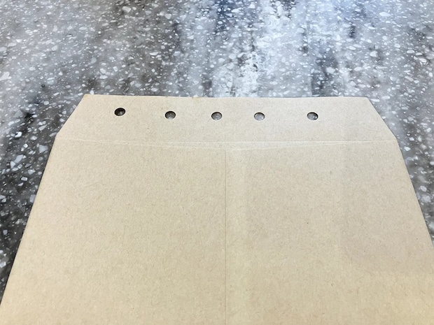 封筒に穴を開けてテープで固定! 出し入れがラクになる閉じ方
