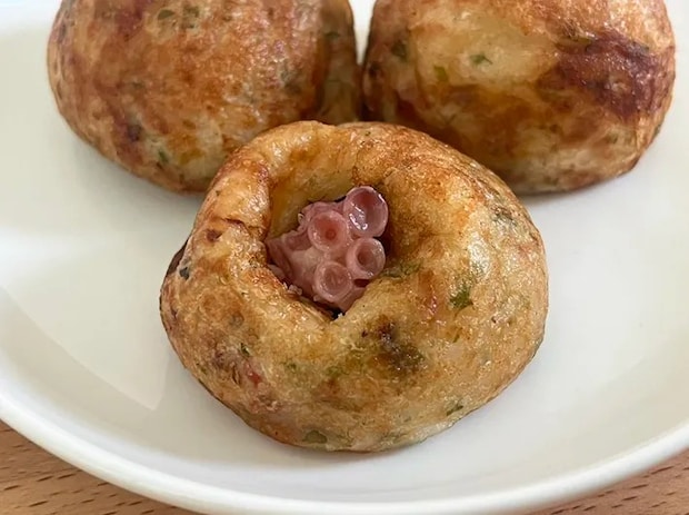 中を割った冷凍タコ焼きの写真（撮影：grapeフード編集部）