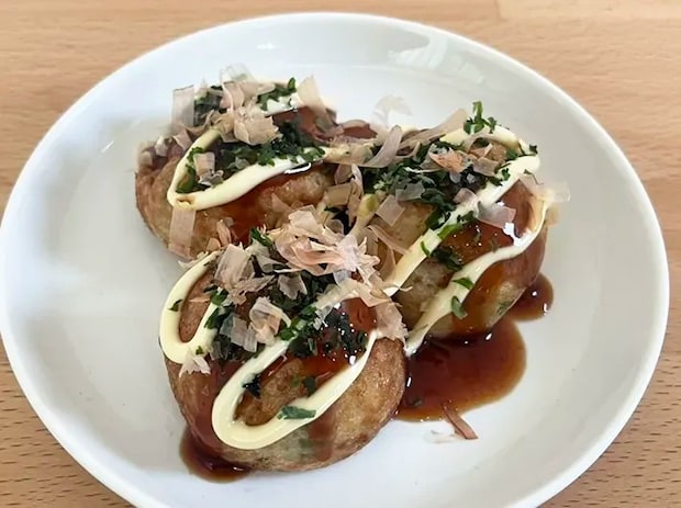 ソースをかけた冷凍タコ焼きの写真（撮影：grapeフード編集部）