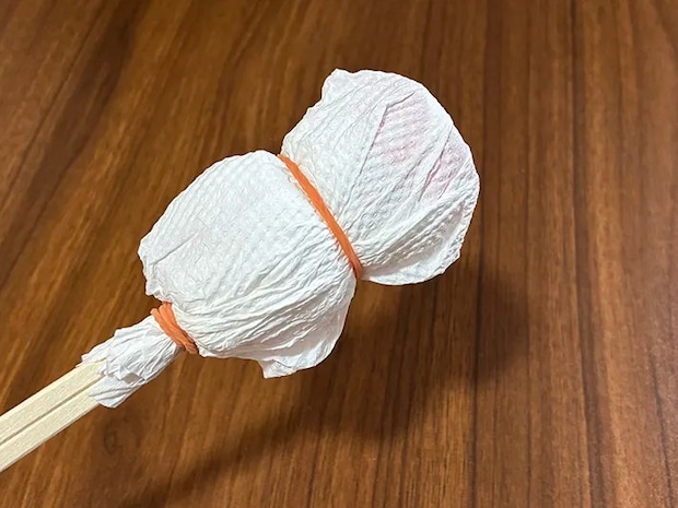 キッチンペーパーをかぶせたヤクルトの容器の写真（撮影：grapeライフハック編集部）