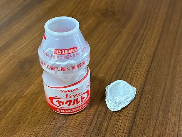 机に置かれたヤクルトの容器の写真（撮影：grapeライフハック編集部）