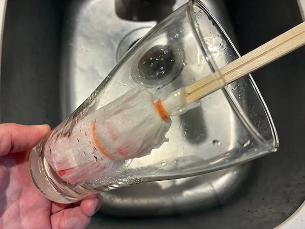ヤクルトの蓋を使った洗浄グッズでグラスを洗う際の写真（撮影：grapeライフハック編集部）