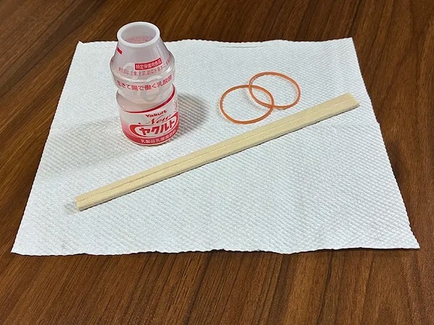 ヤクルトの容器とキッチンペーパー、割りばし、輪ゴムの写真（撮影：grapeライフハック編集部）