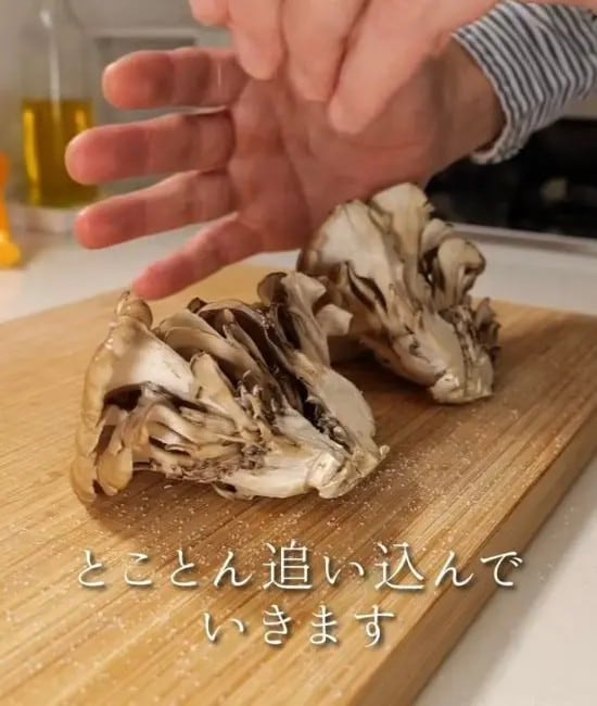 マイタケに片栗粉をまぶしている様子