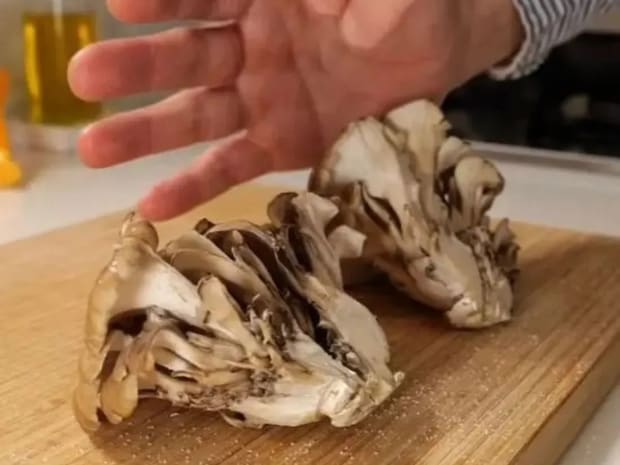 マイタケに片栗粉をまぶし重しをして焼けば? ステーキのような仕上がりで「毎日の献立が楽」