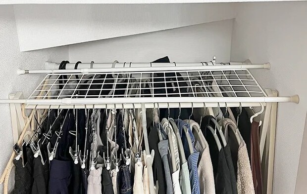 つっぱり棒で作成した枕棚の写真（撮影：Classy Life）