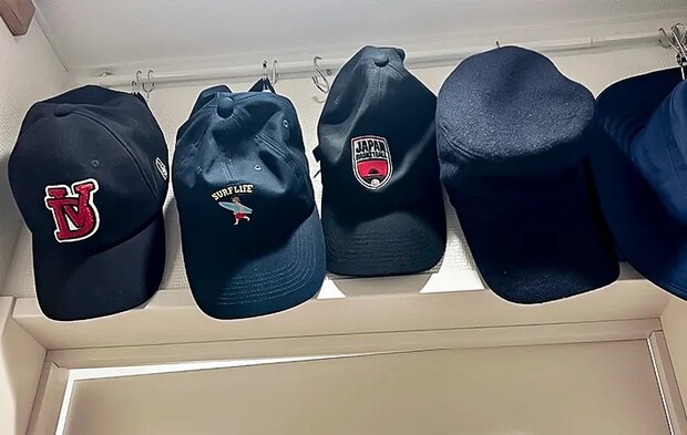 つっぱり棒で帽子を収納している写真（撮影：Classy Life）