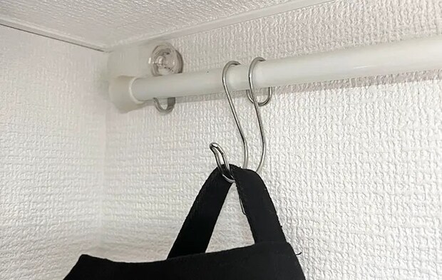 壁につけたフックにつっぱり棒をかけている写真（撮影：Classy Life）